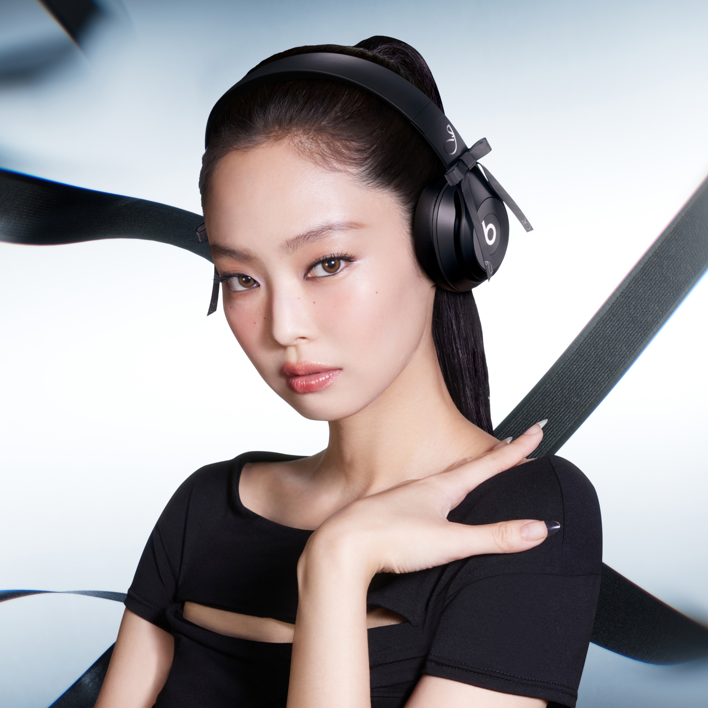 Beats Solo 4 - Onyx Black - Image 2